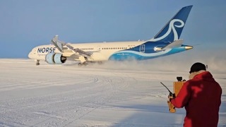 南極大陸の雪原にできた「滑走路」にボーイング７８７が着陸した